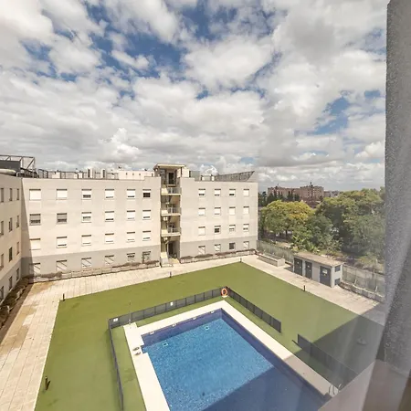 25 With Free Parking And Pool *