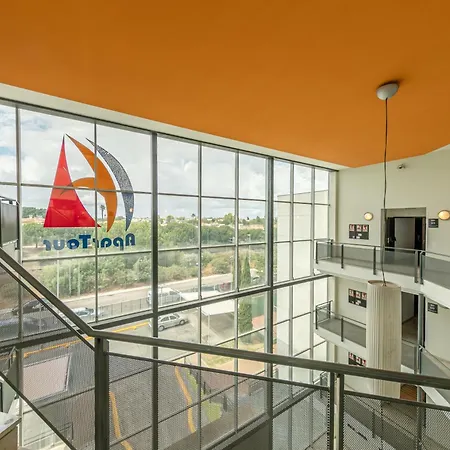 25 With Free Parking And Pool Apartment